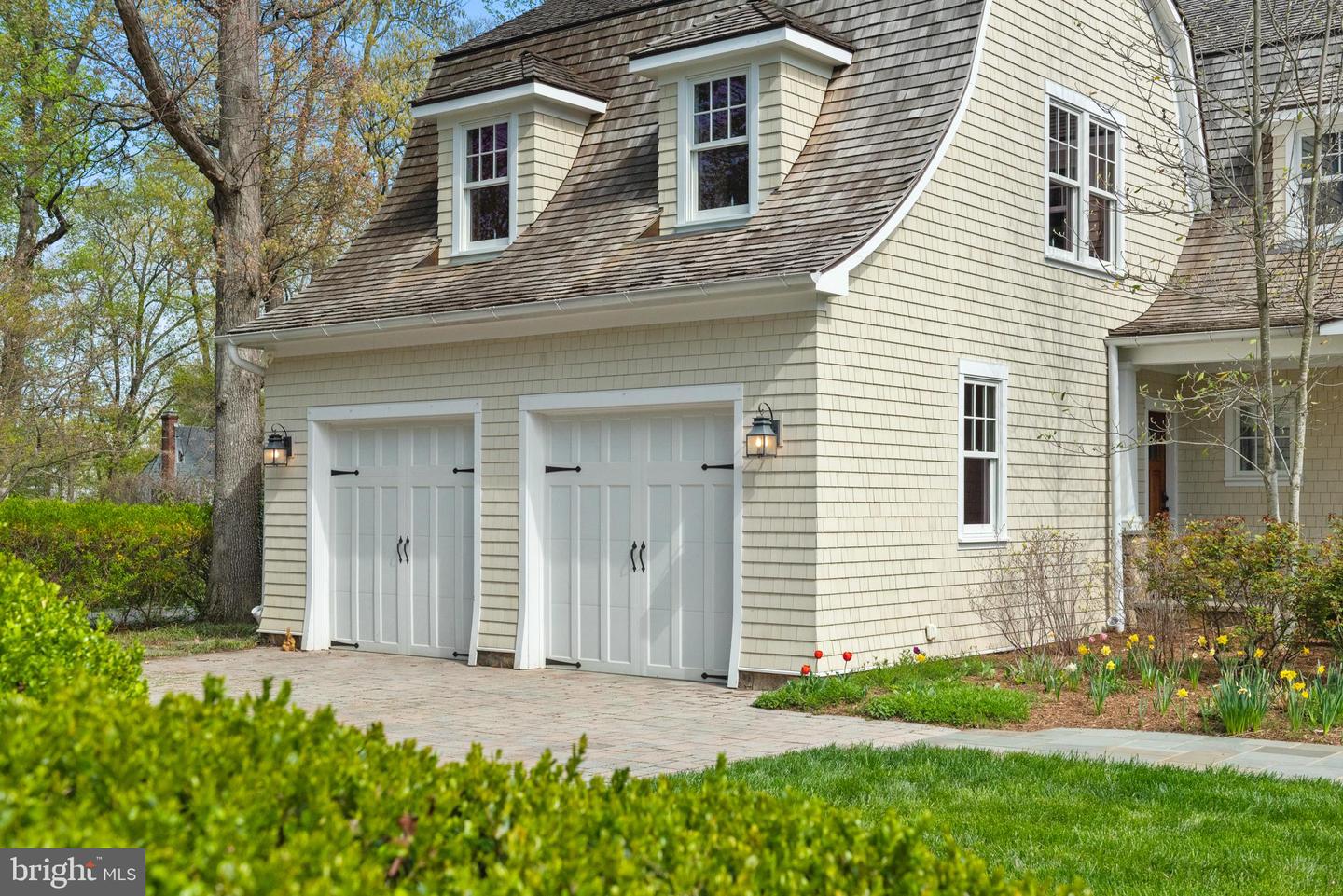 208 Wardour Dr