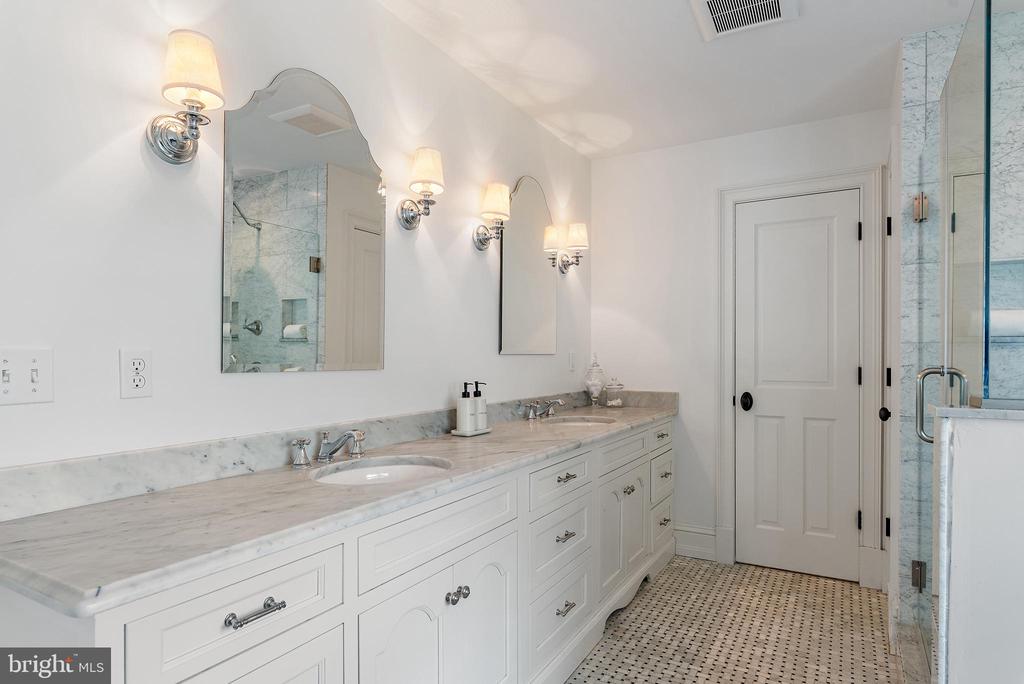 208 Wardour Dr