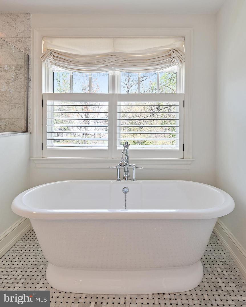208 Wardour Dr