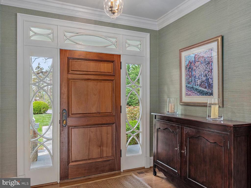 208 Wardour Dr
