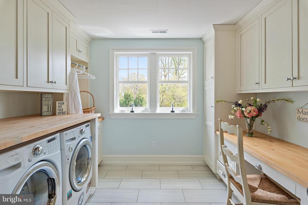 208 Wardour Dr