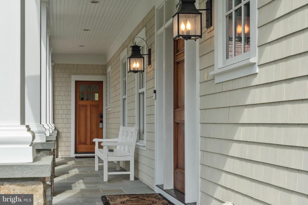208 Wardour Dr