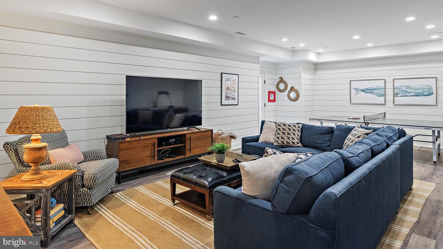 208 Wardour Dr