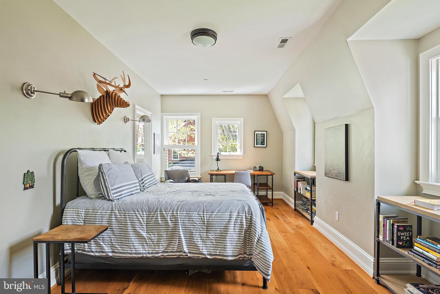 208 Wardour Dr