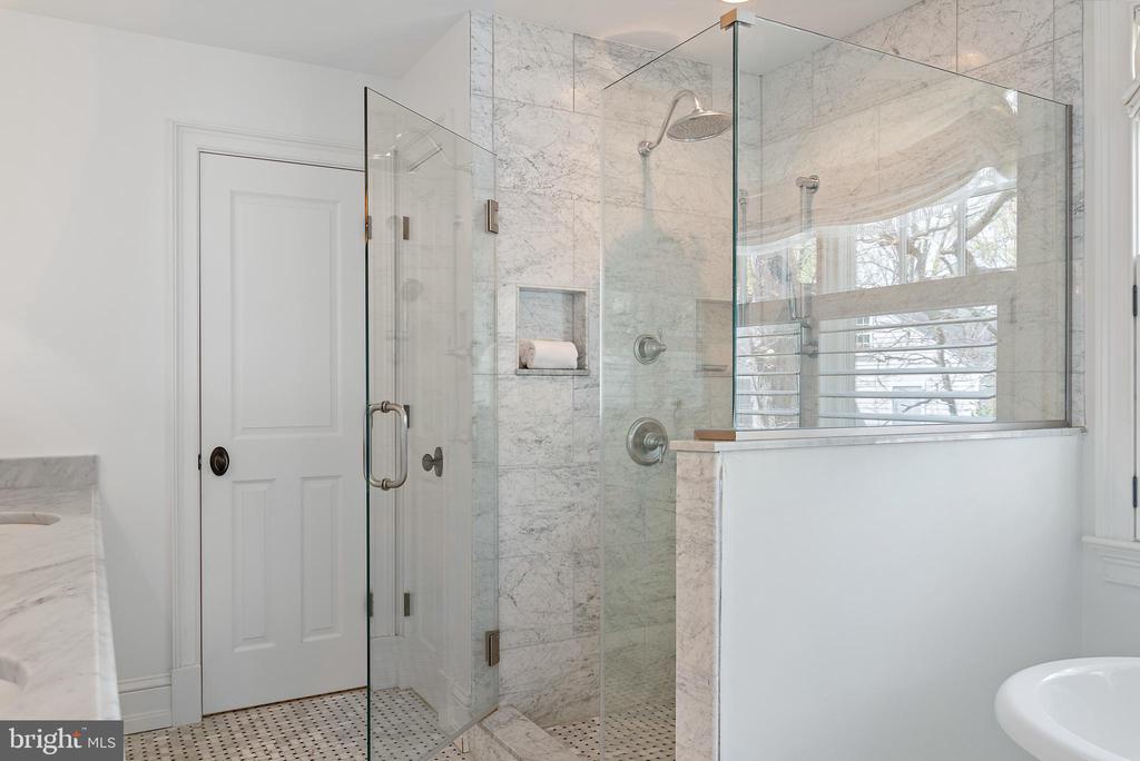 208 Wardour Dr