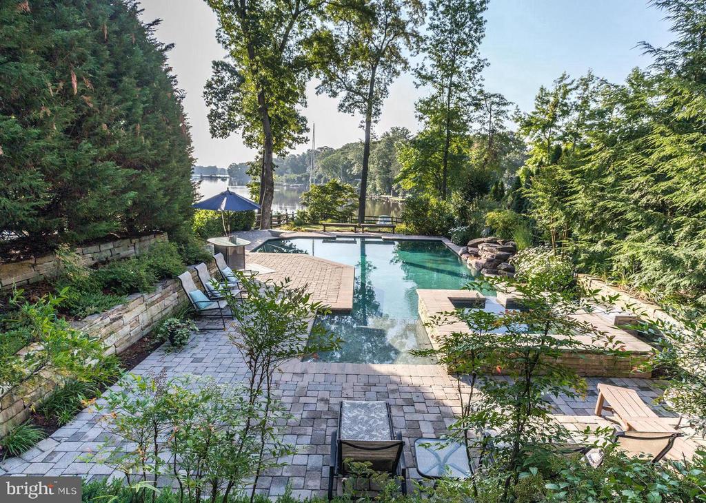 325 Thomas Rd
