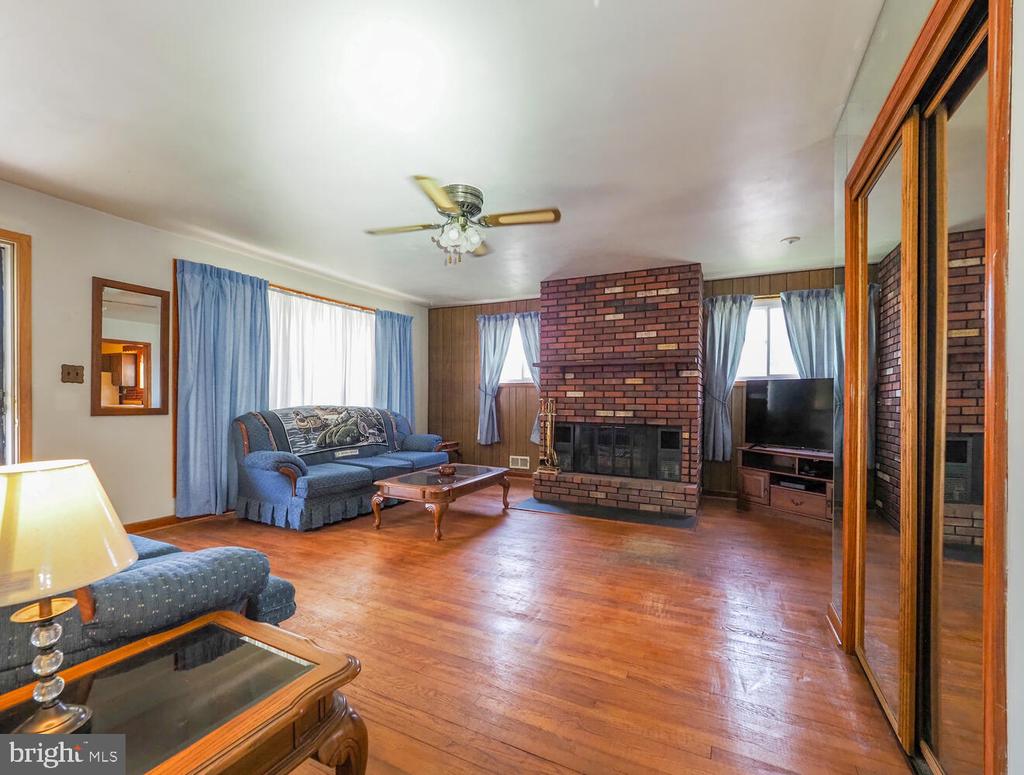 238 Wanda Rd