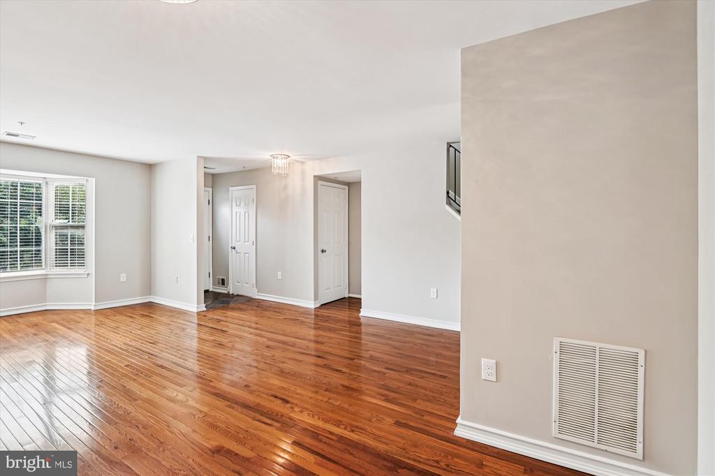 1105 SIMSBURY COURT