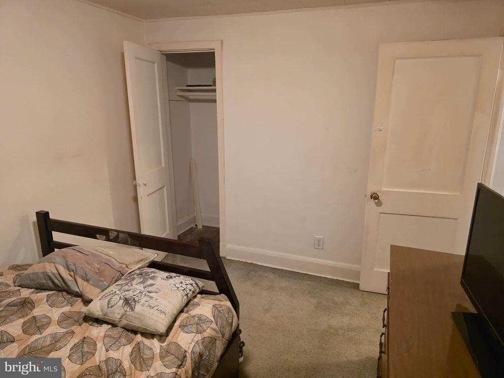 237 W MEADOW ROAD