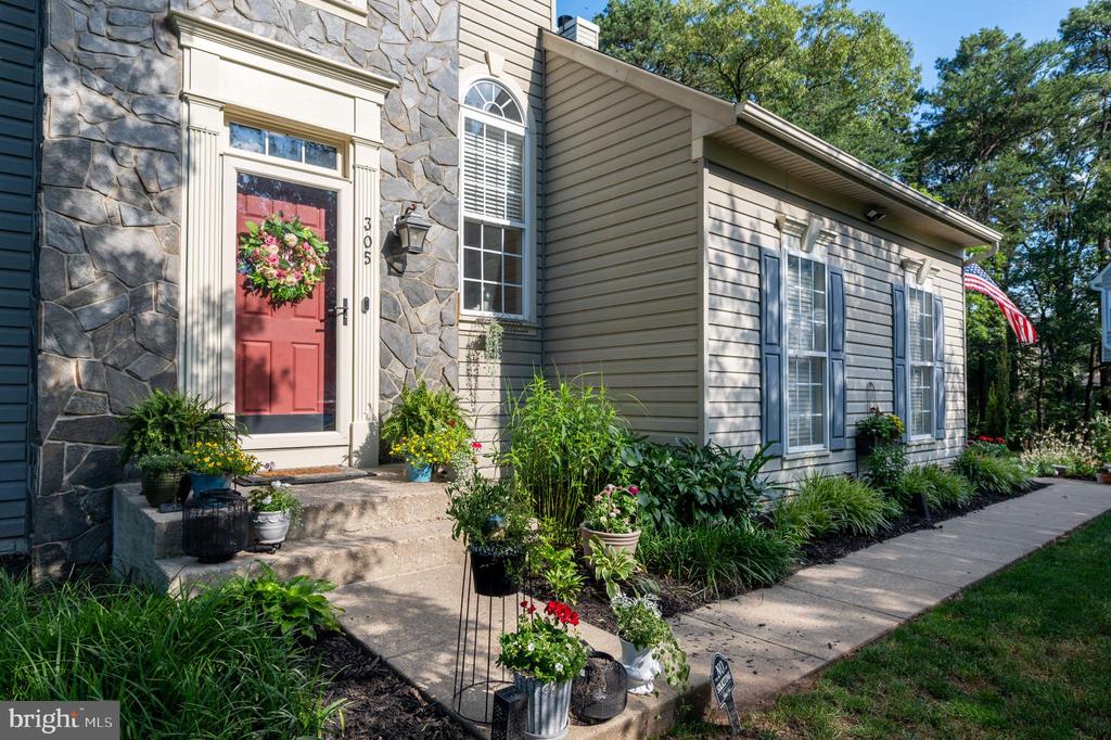 305 ARLINGTON COURT