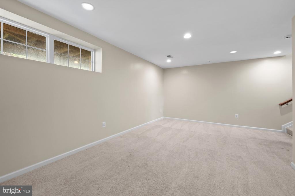 8548 CROOKED TREE LANE