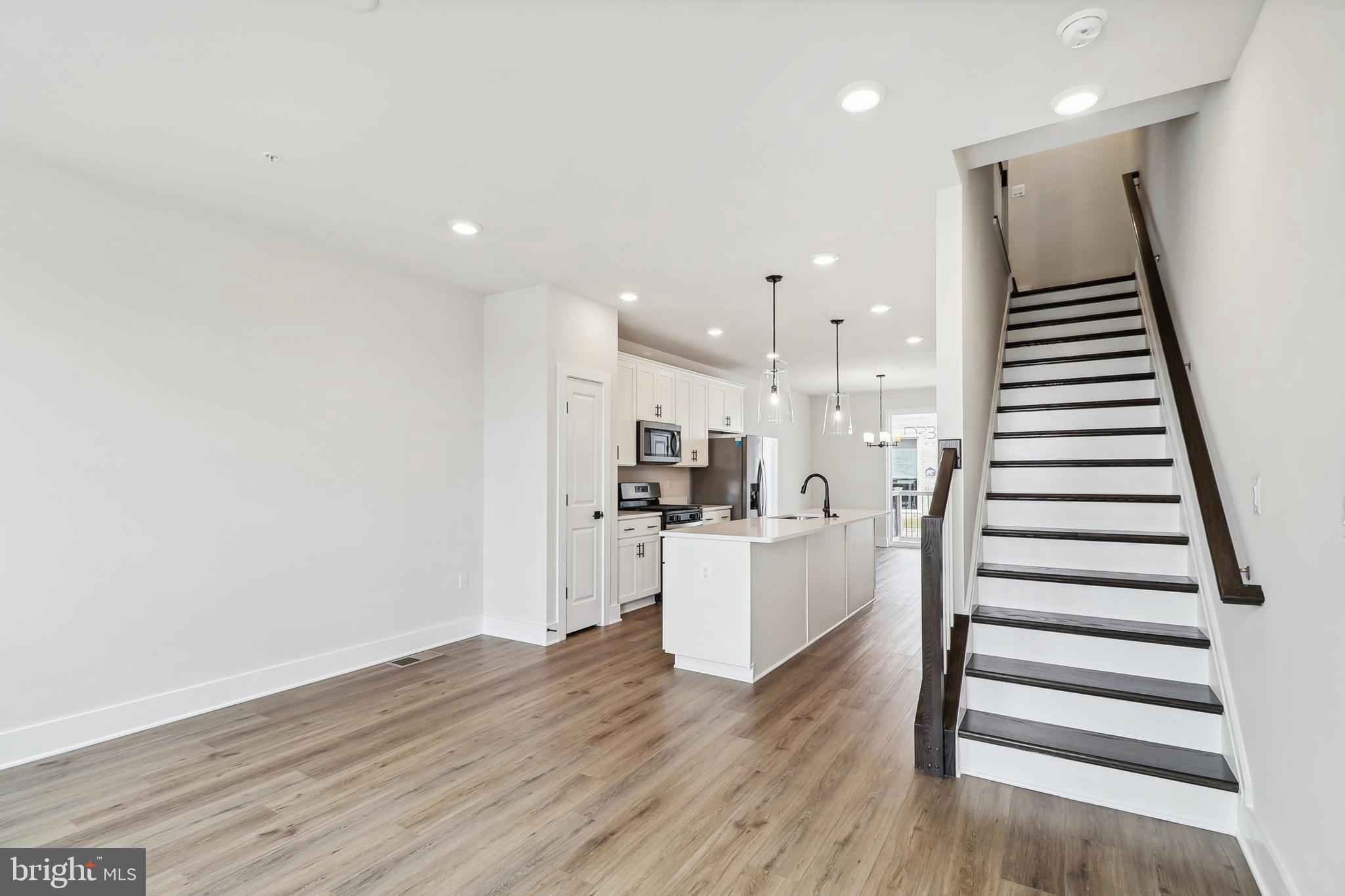 104 Glass Ln