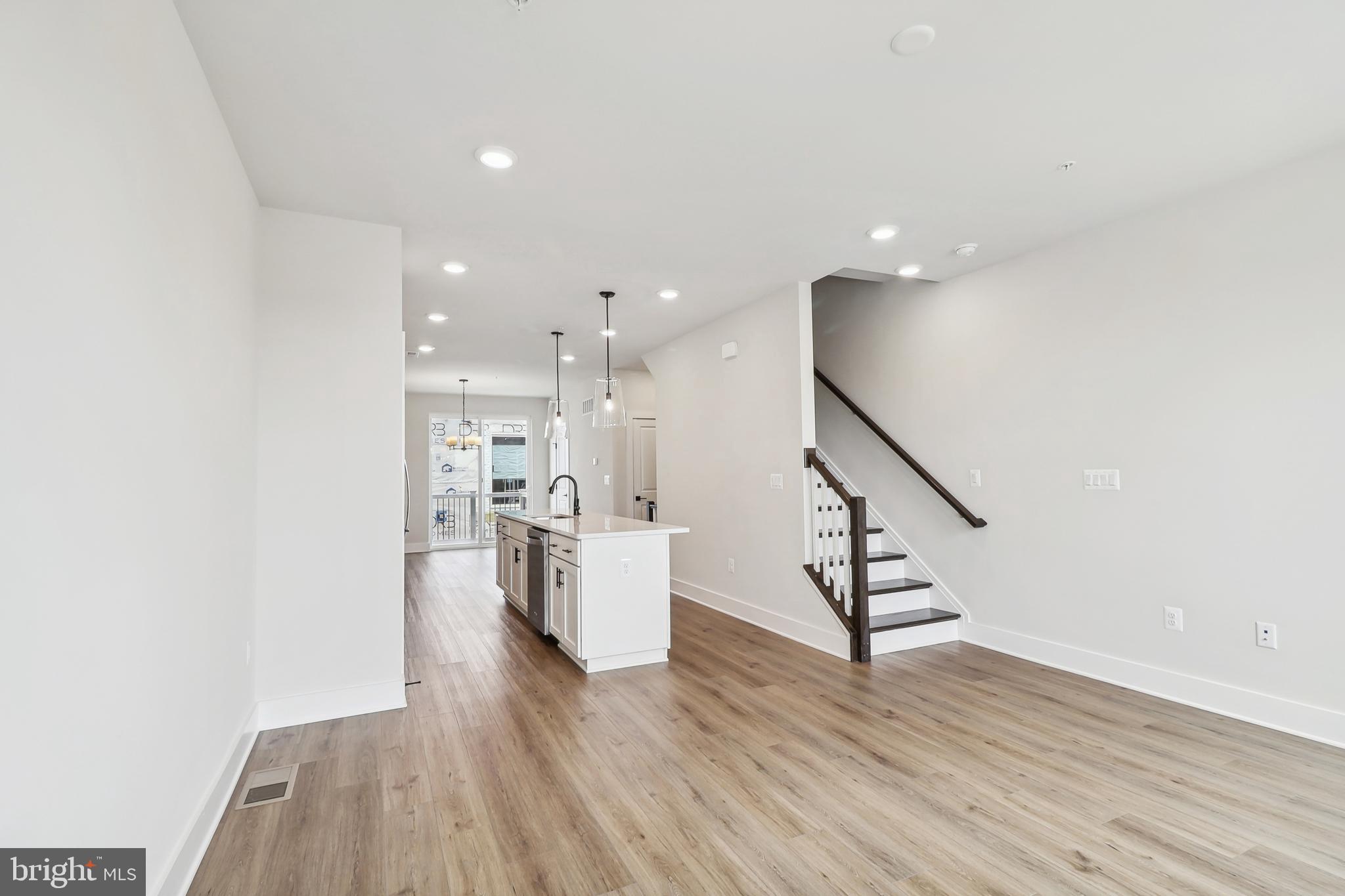 104 Glass Ln