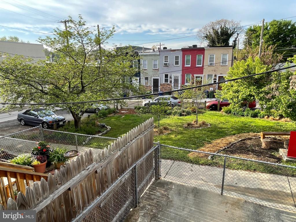 413 E North Ave