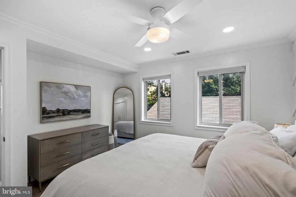 22 W HILL STREET Unit: R 11