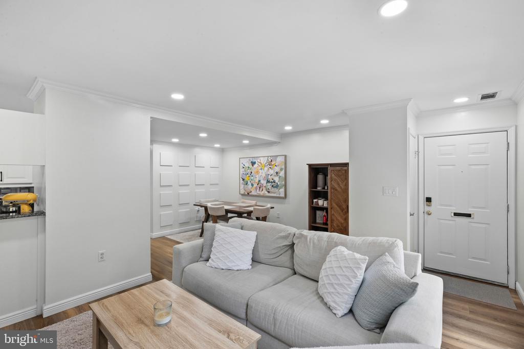 22 W HILL STREET Unit: R 11