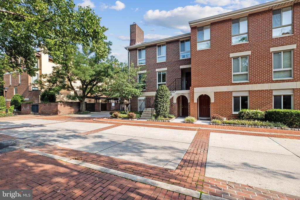 22 W HILL STREET Unit: R 11
