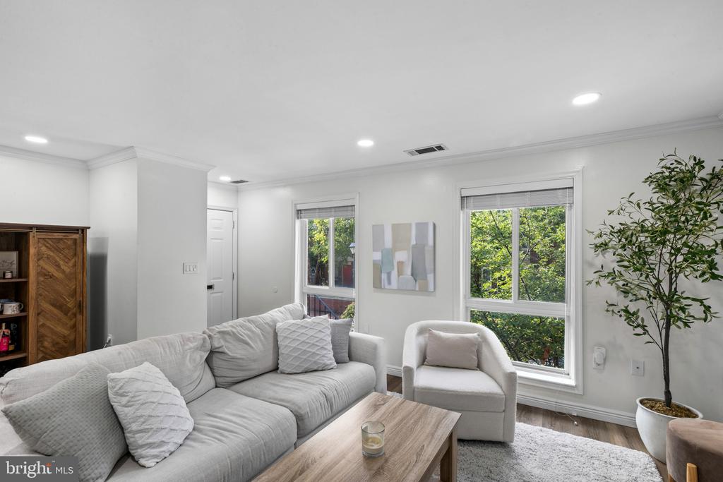 22 W HILL STREET Unit: R 11
