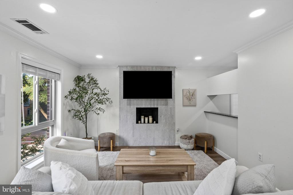 22 W HILL STREET Unit: R 11
