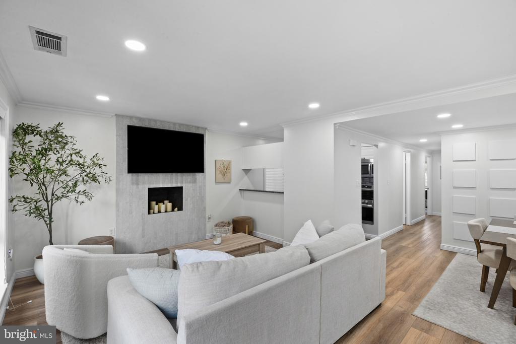 22 W HILL STREET Unit: R 11