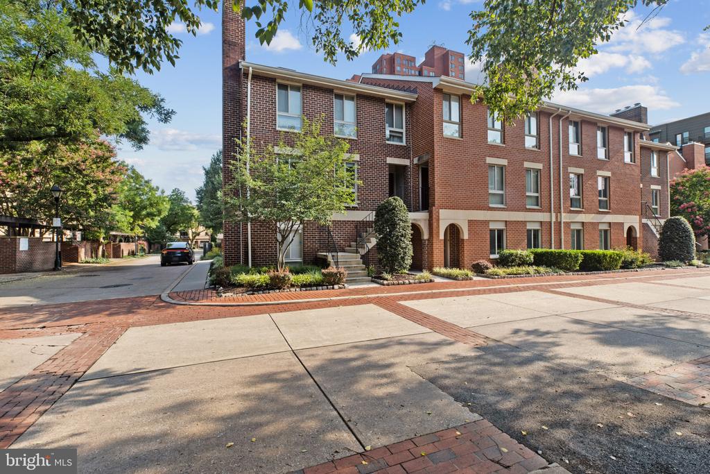 22 W HILL STREET Unit: R 11