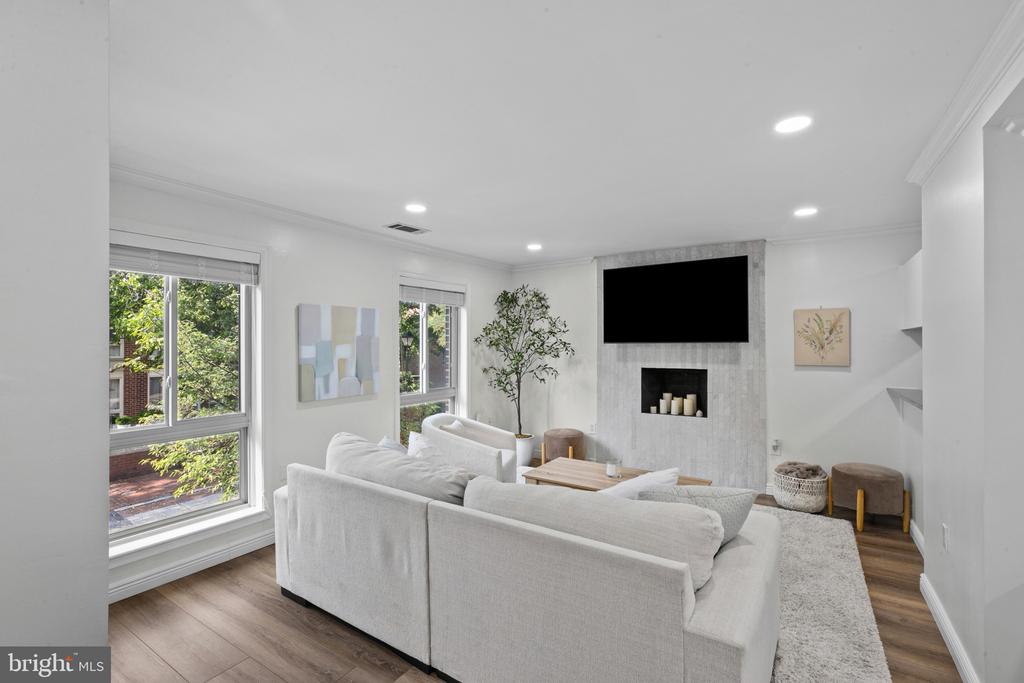 22 W HILL STREET Unit: R 11