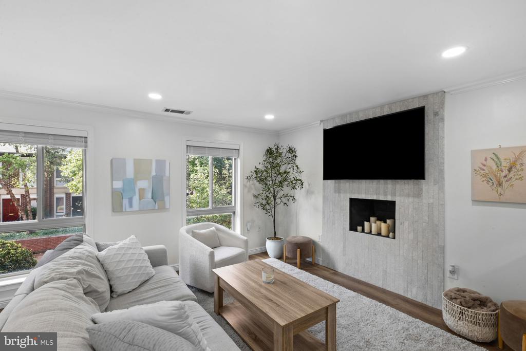 22 W HILL STREET Unit: R 11