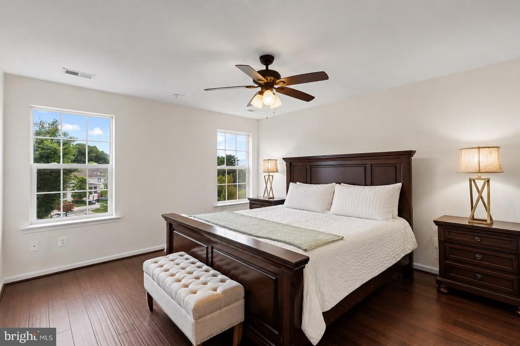 4400 SCARLET OAK LANE