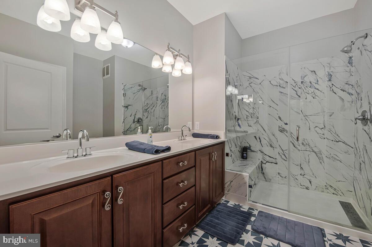 11 CLAY LODGE LANE 204