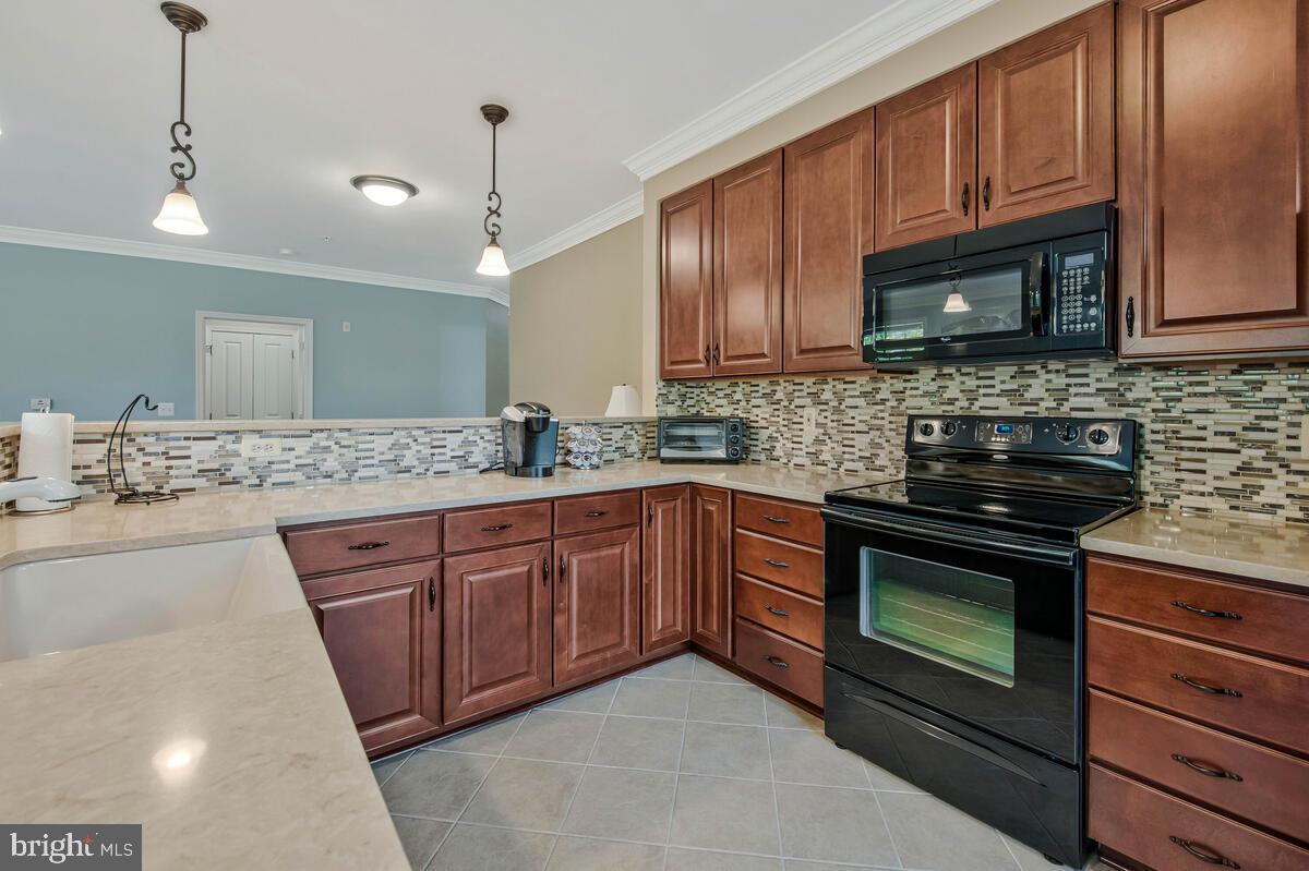 11 CLAY LODGE LANE 204