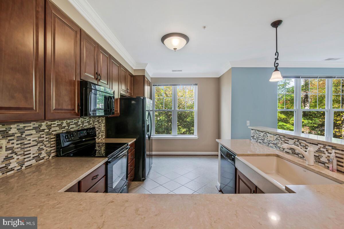 11 CLAY LODGE LANE 204