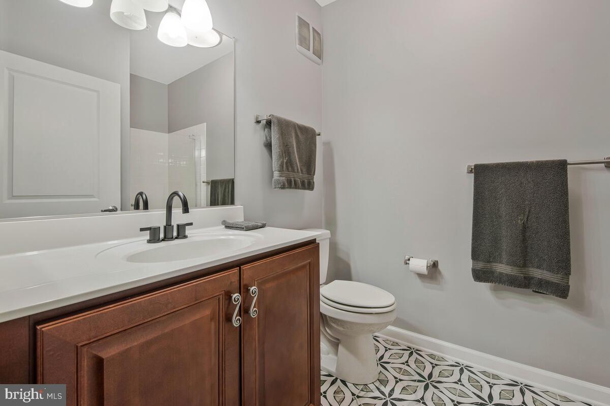 11 CLAY LODGE LANE 204