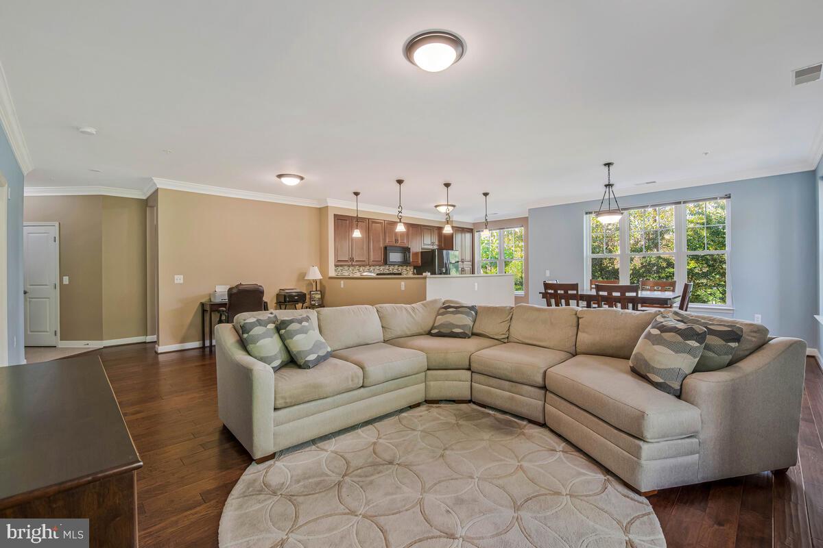 11 CLAY LODGE LANE 204