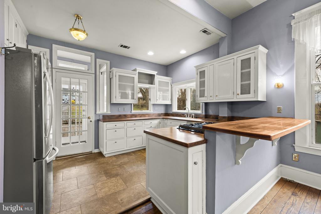 1704 FORSYTHIA LANE