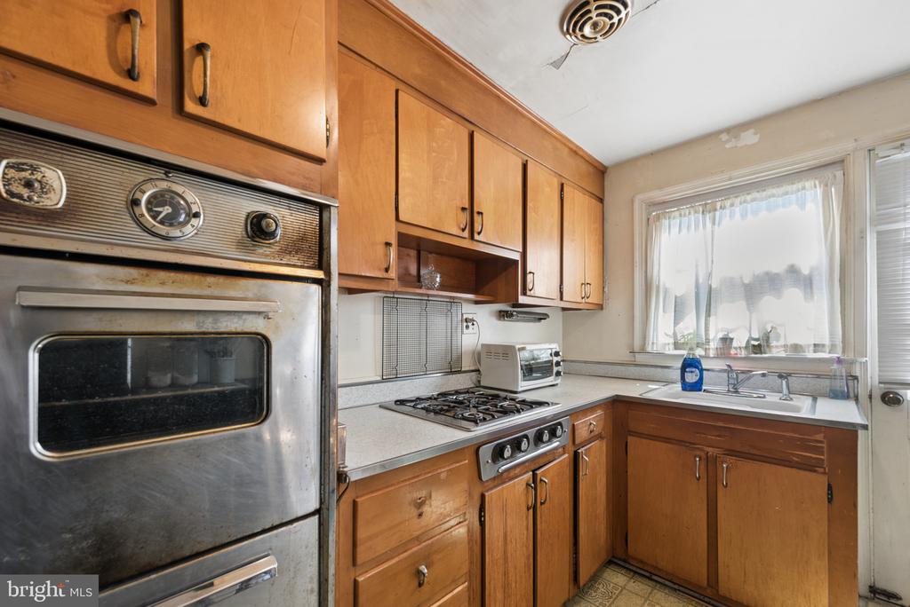 1545 DOXBURY ROAD