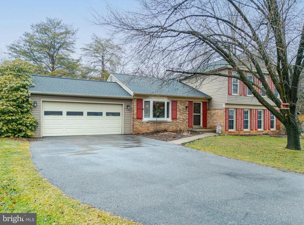 604 ROUNDTREE COURT