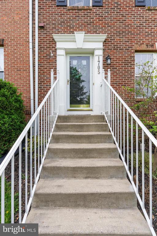 1705 Derrs Sq E
