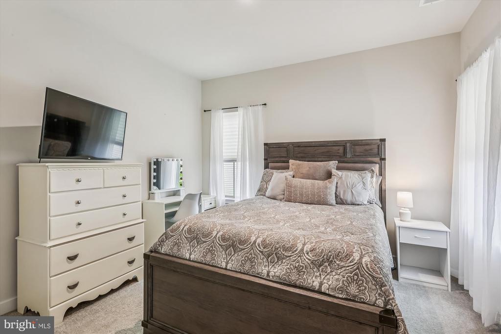 5912 GARDEN WALK DRIVE