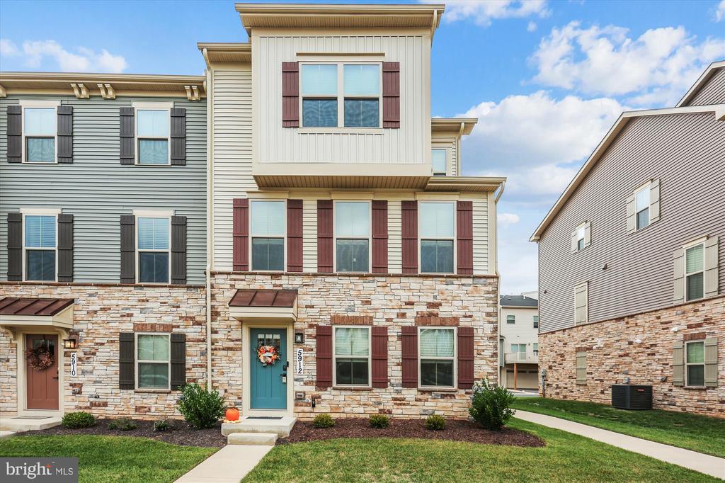 5912 GARDEN WALK DRIVE