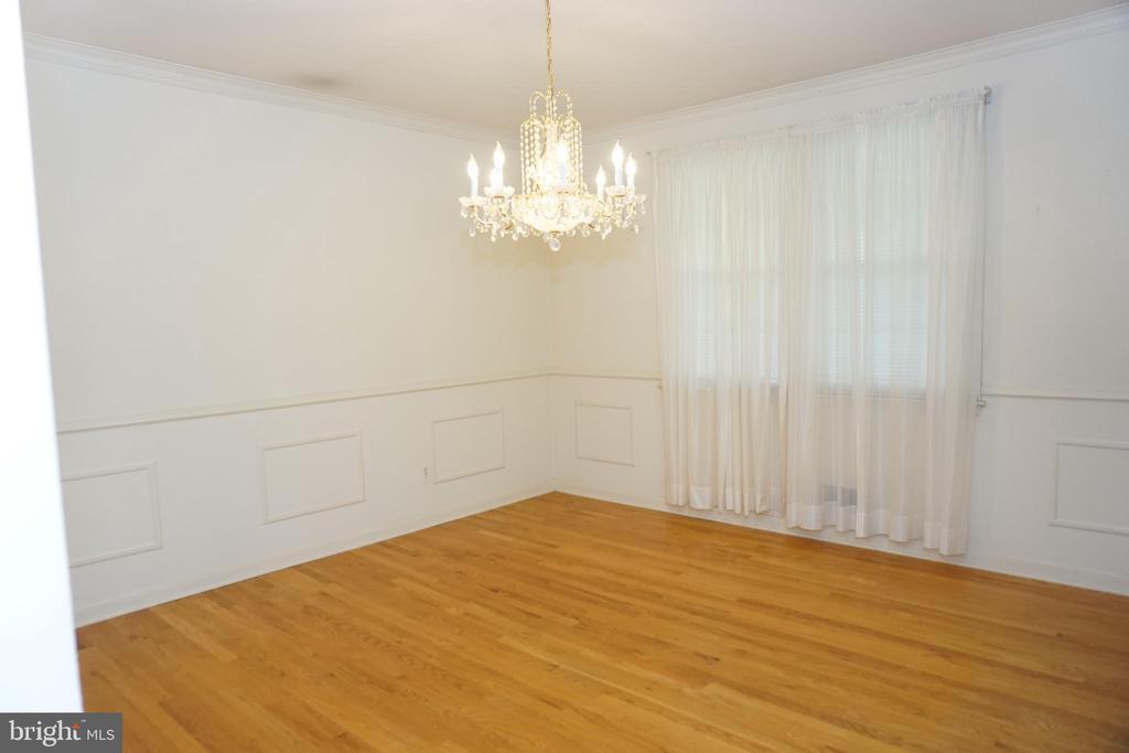 1304 CHEZ COURT