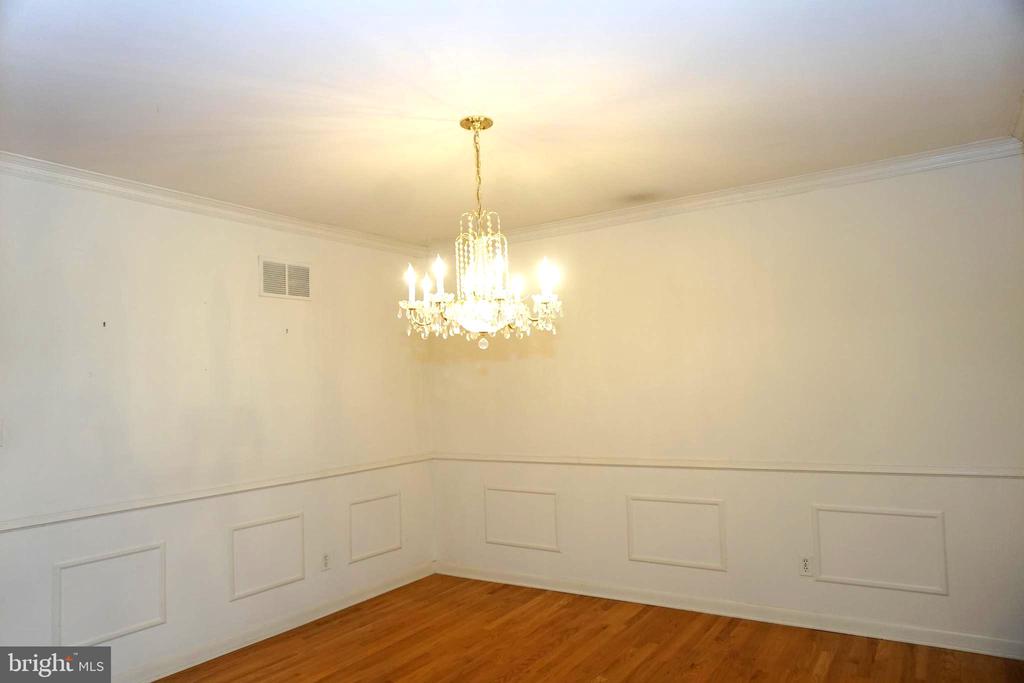 1304 CHEZ COURT