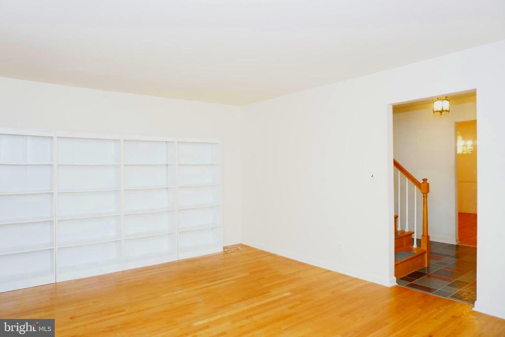1304 CHEZ COURT