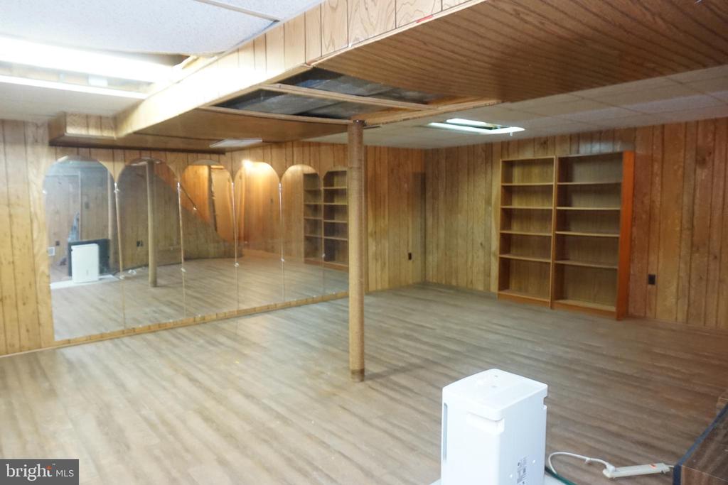 1304 CHEZ COURT