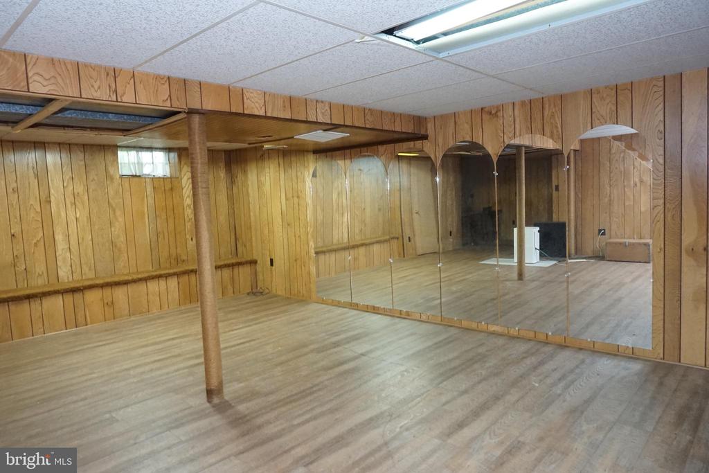 1304 CHEZ COURT