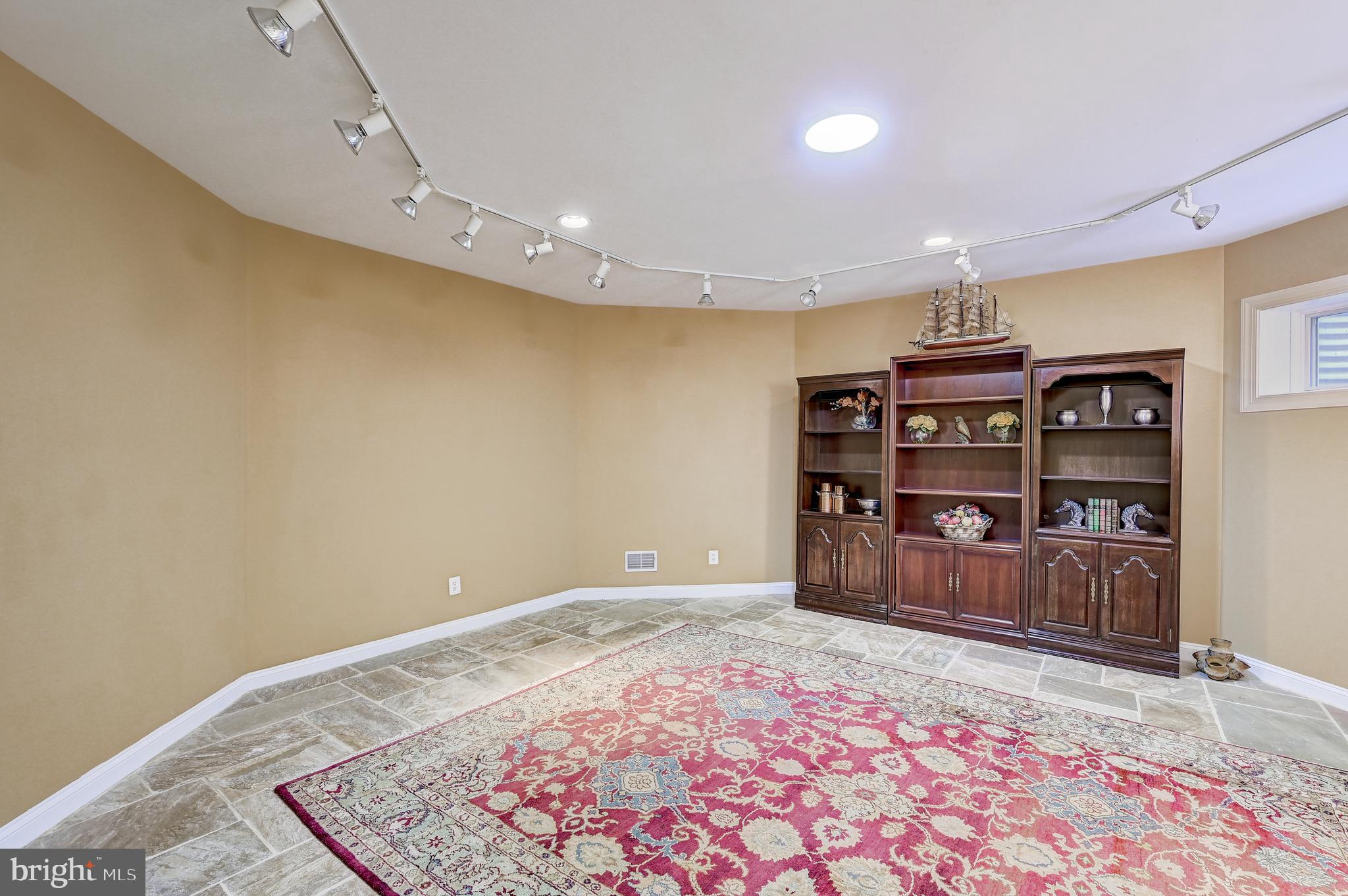 15005 Rolling Hills Dr