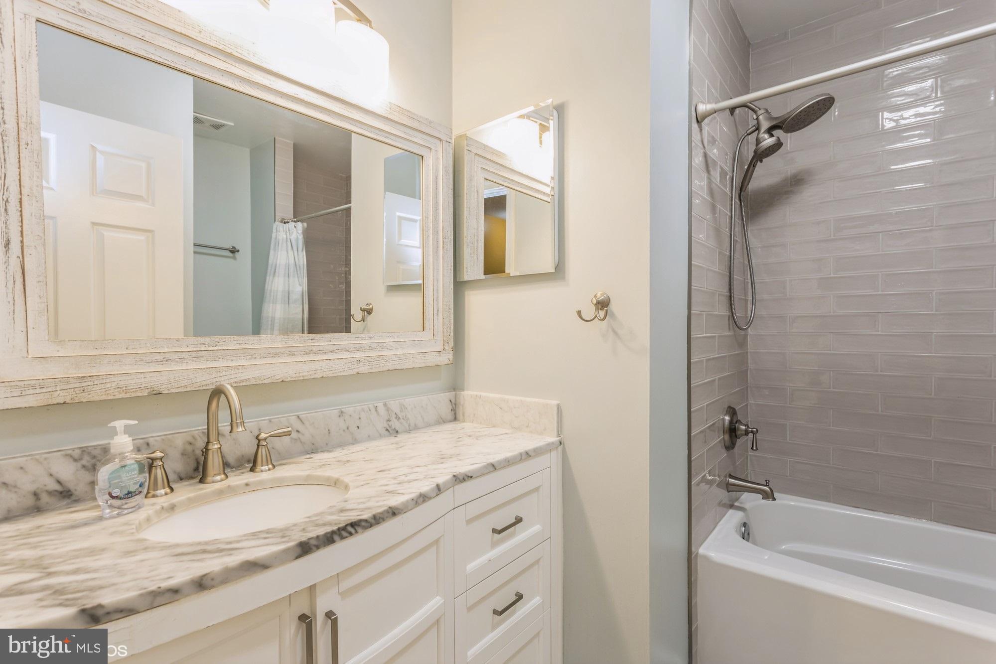 8570 Harvest View Ct