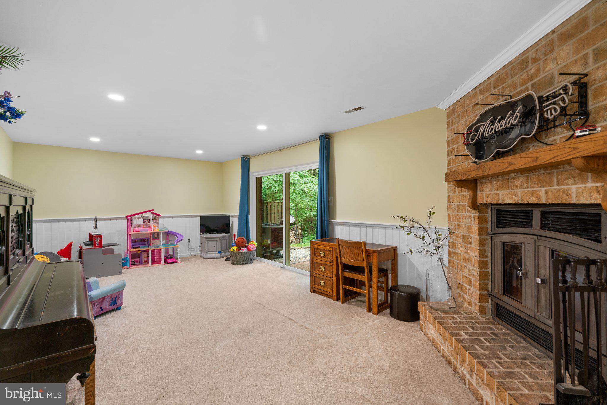 11925 New Country Ln
