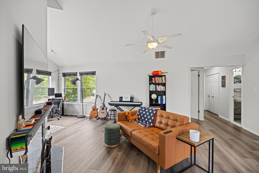 7738 Mayfair Cir