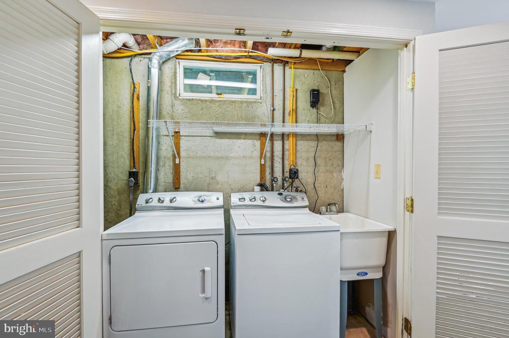 8611 Honeysuckle Ct