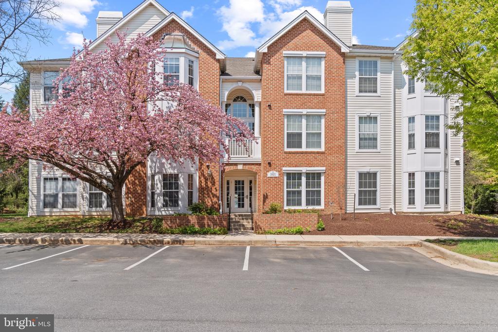 5901 Millrace Ct #H-103